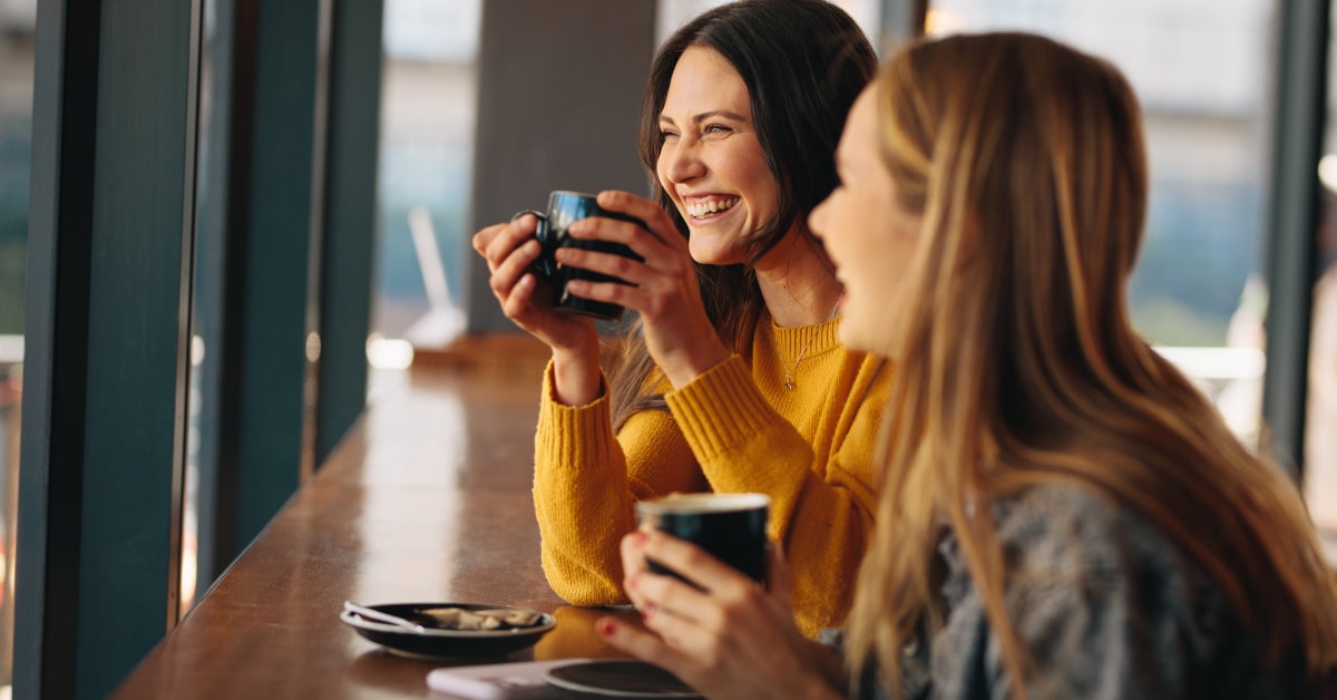 Due amiche mentre bevono caffè s'orzo al bar