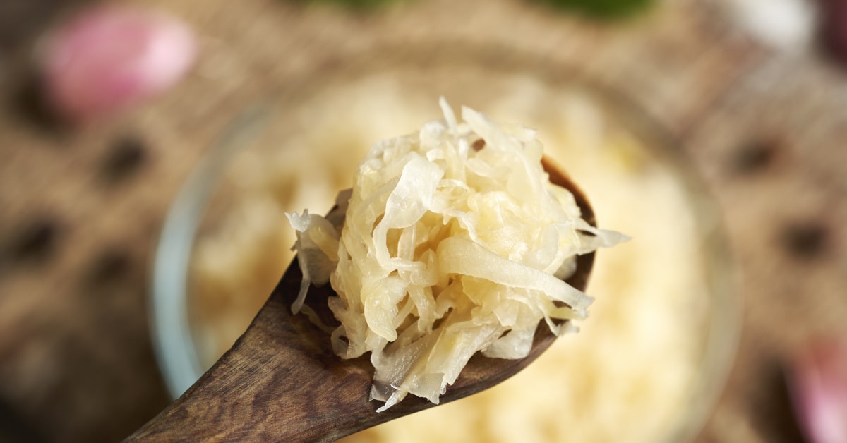 Crauti fermentati in casa su cucchiaio di legno