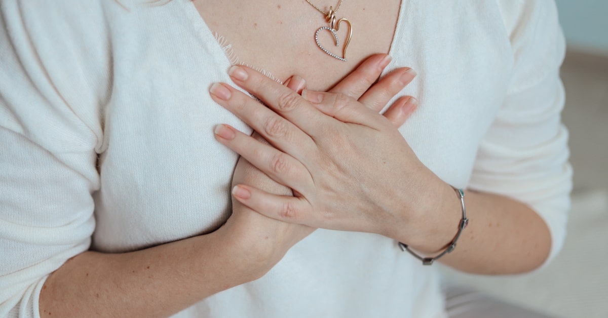 Donna con mani incrociate sul petto