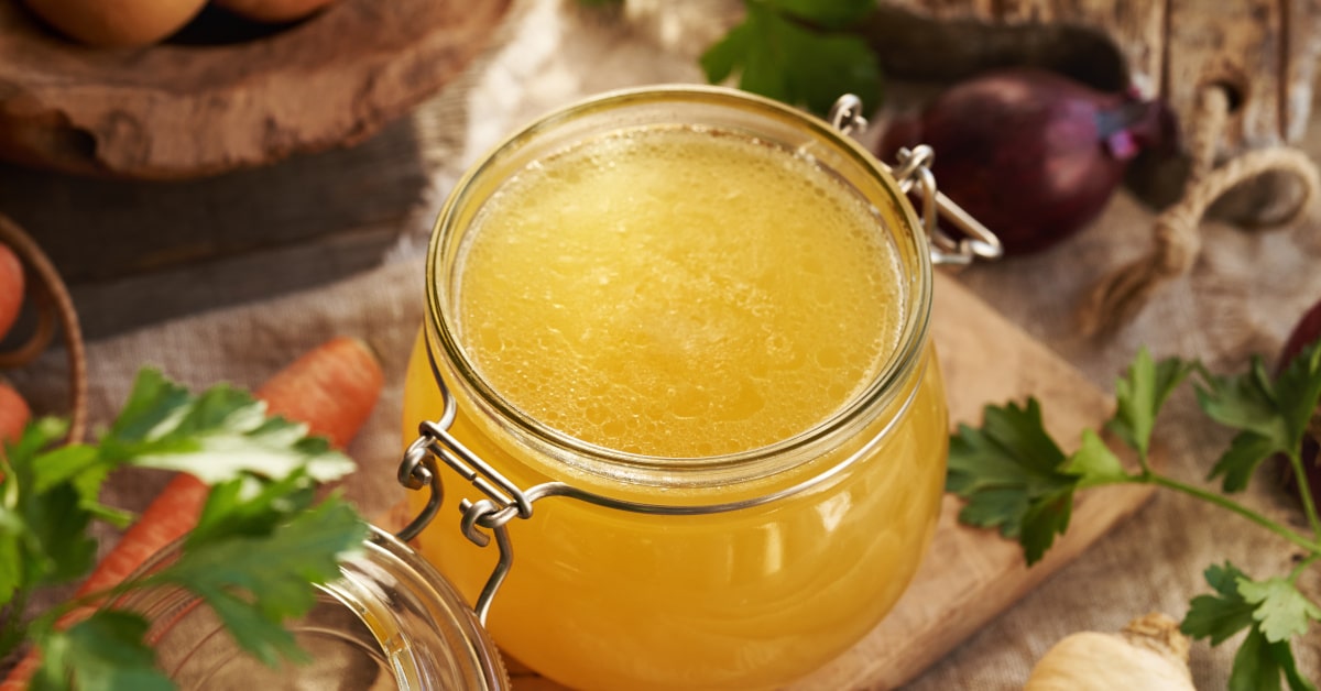 Barattolo di vetro con brodo vegetale