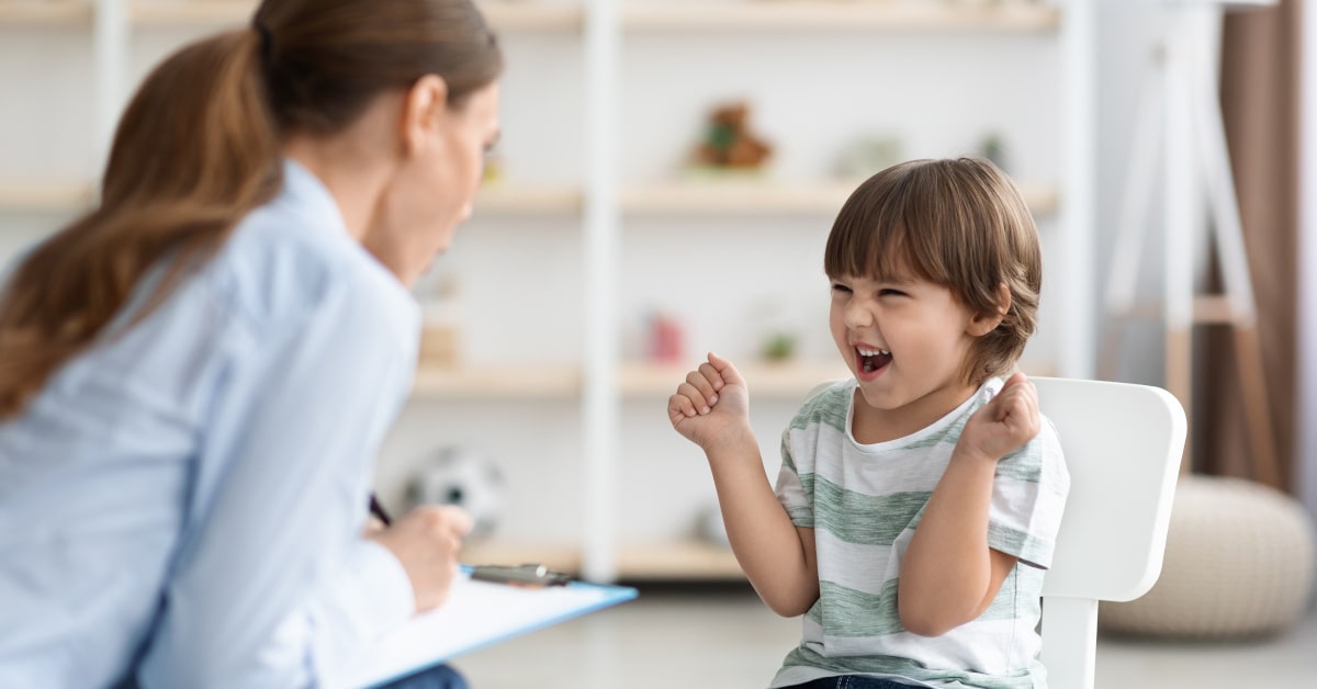 Bambino arrabbiato con la maestra a scuola
