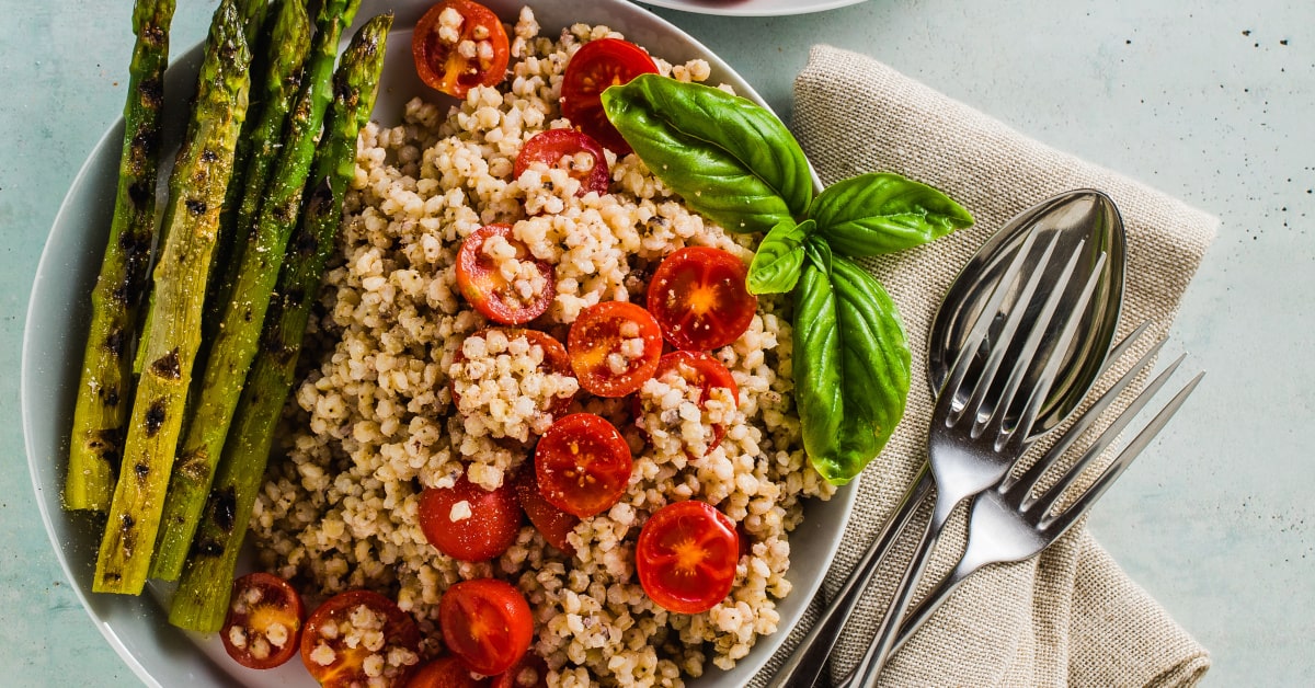 Sorgo con asparagi e pomodorini