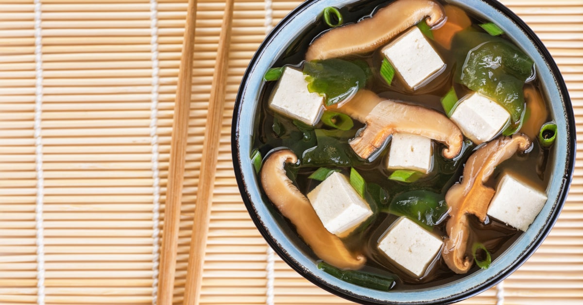 Ciotola con zuppa di miso con funghi shiitake, tofu e alga wakame