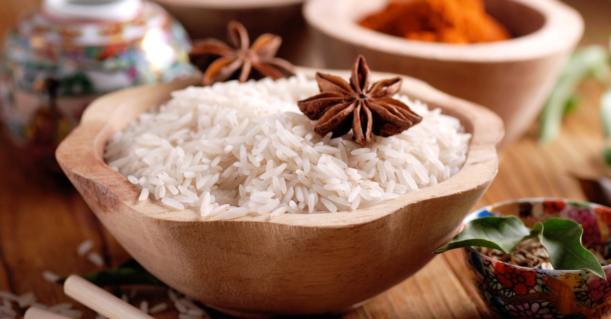 Riso basmati in ciotola di legno e anice stellato