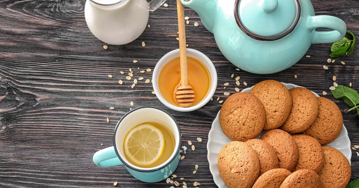 Biscotti con tè, miele e limone