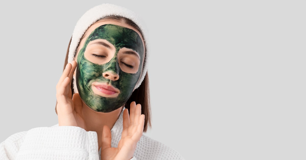 Giovane donna con maschera alle alghe in viso