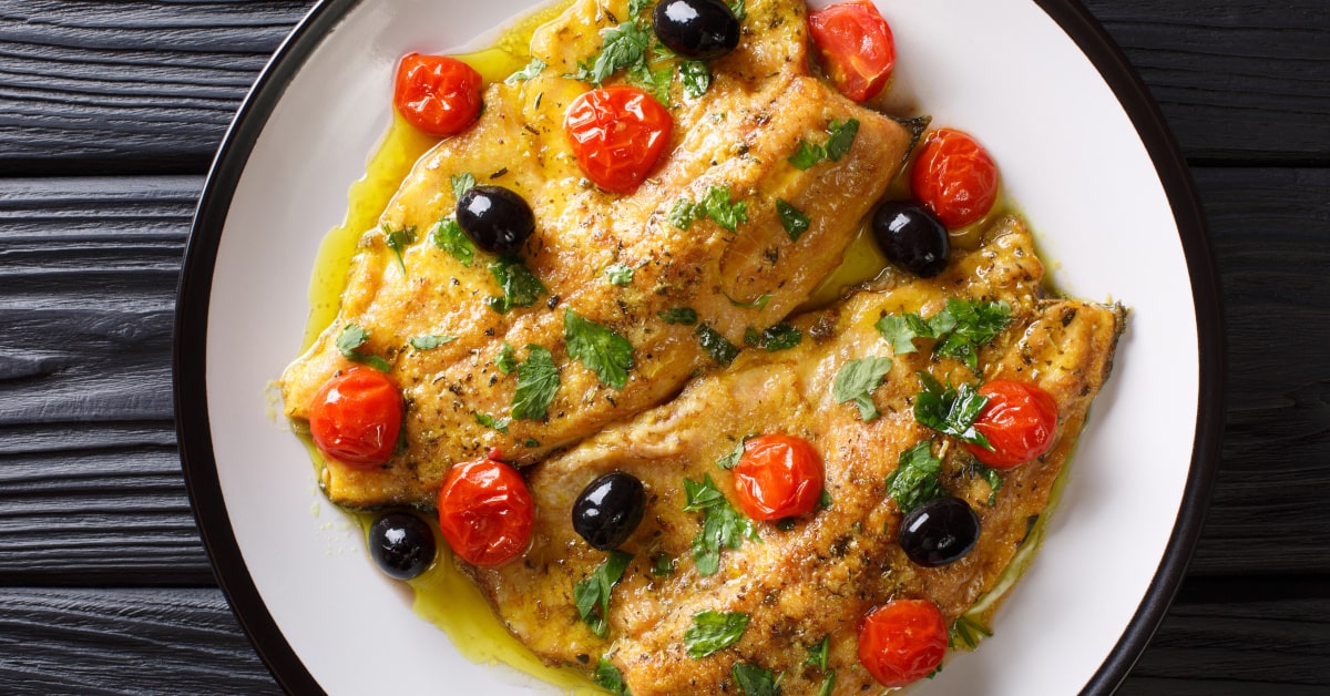Filetto di pesce al forno con pomodori secchi e olive