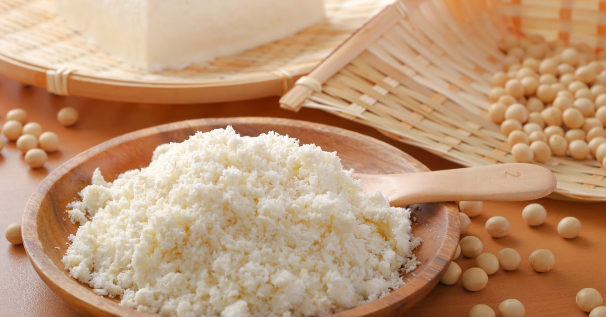 Piatto di okara con tofu e soia in chicchi sullo sfondo