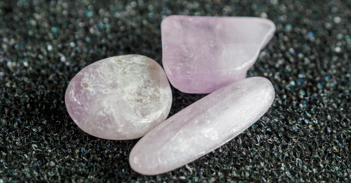 Tre pietre di kunzite per il riequilibrio del quarto chakra
