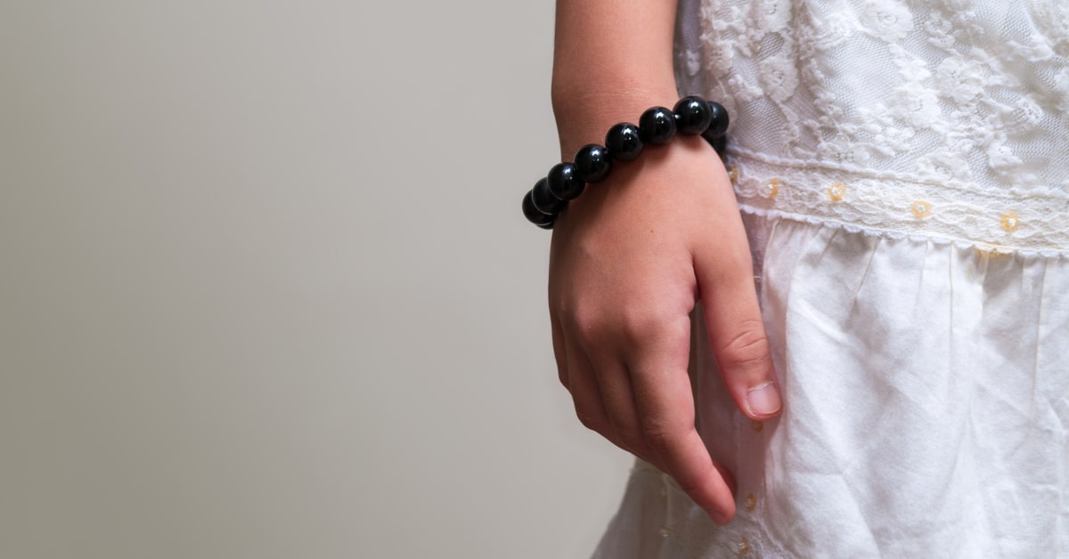 Donna con bracciale di ossidiana nera