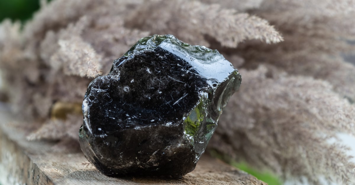 Pietra di ossidiana nera grezza