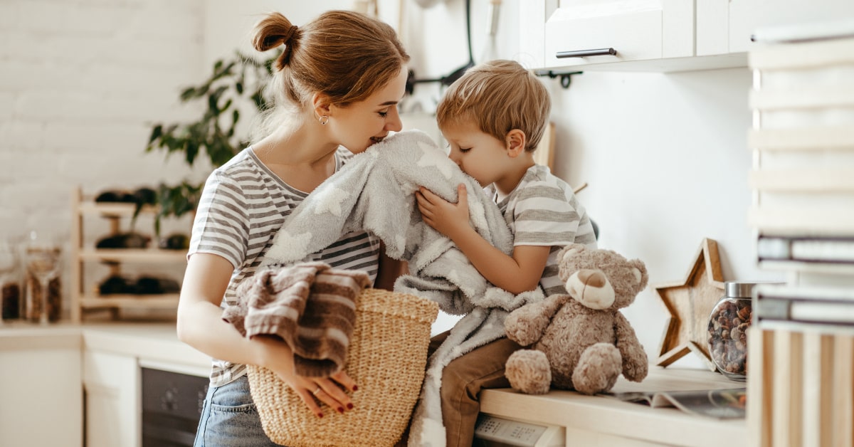 Mamma e figlio che annusano il bucato pulito e naturale