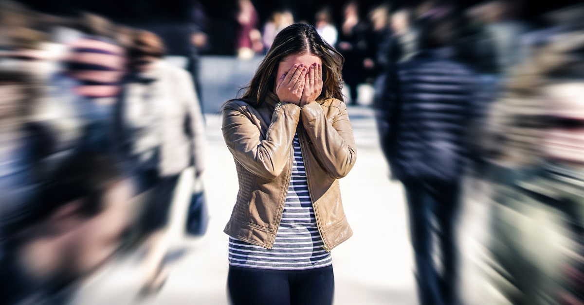 Donna con ansia, paura e attacco di panico: sintomi del primo chakra in disequilibrio