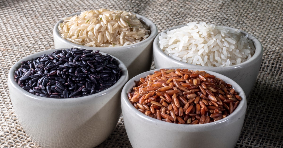 Diverse varietà di riso: nero, rosso, bianco e integrale
