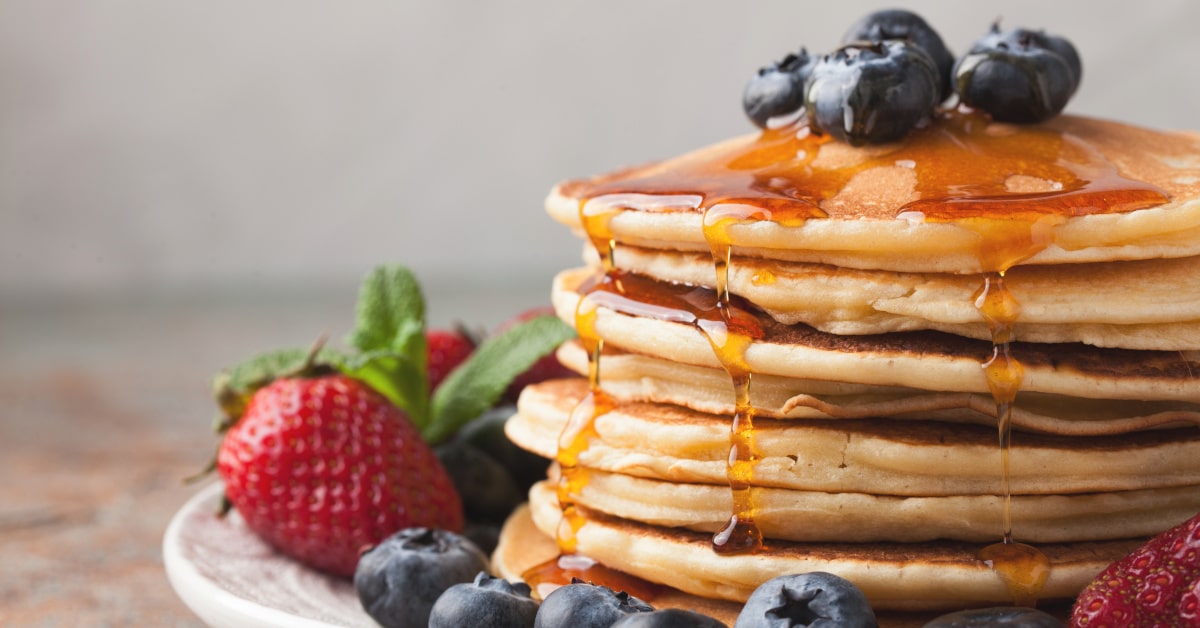 Pancake con sciroppo d'acero e mirtilli freschi