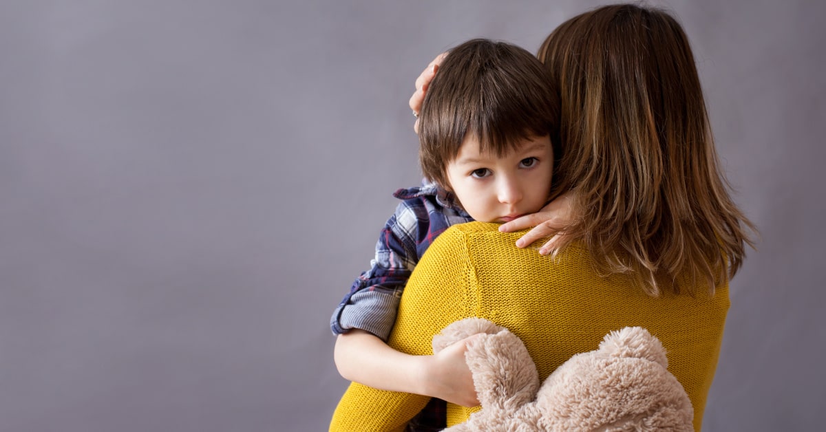 Bambino in braccio alla mamma per ansia e paura
