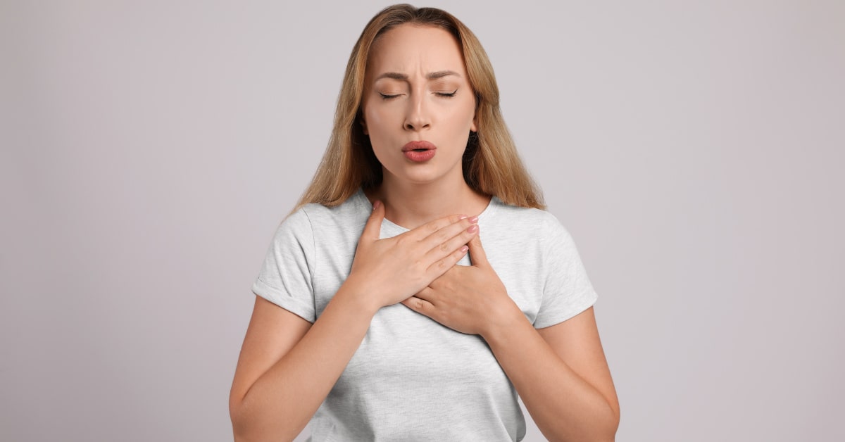 Donna con difficoltà di respirazione per ansia e stress