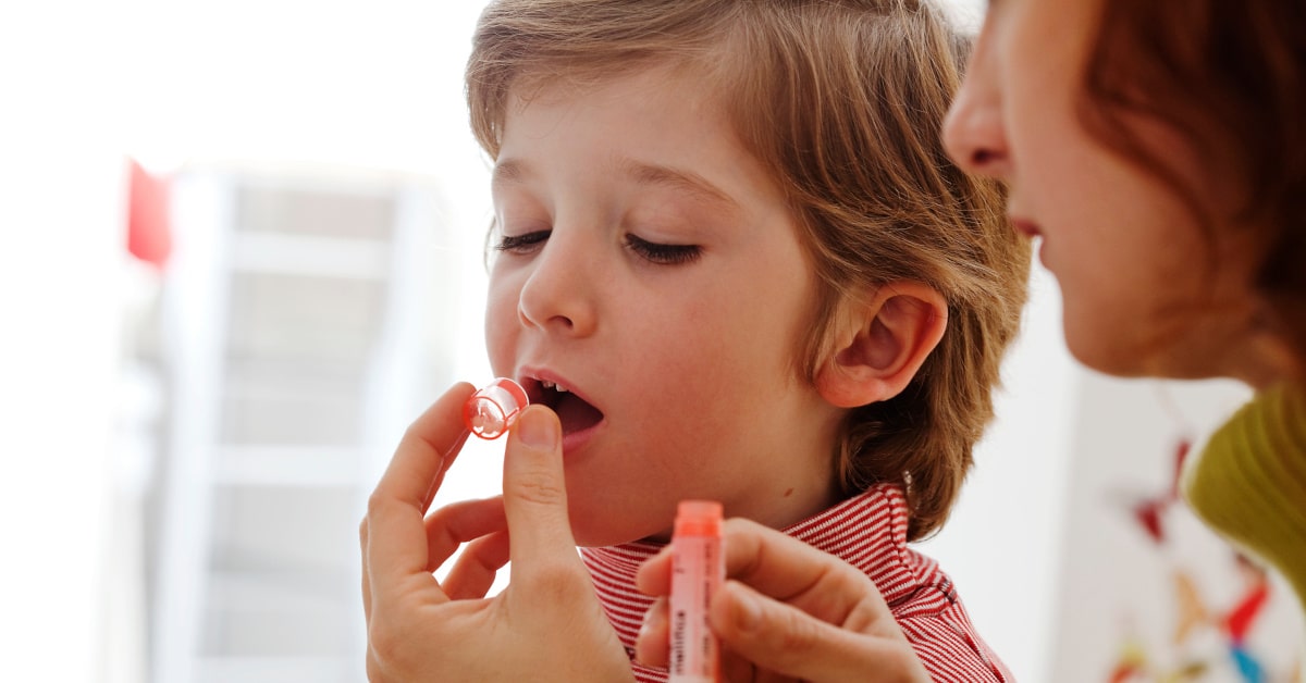 Bambino che assume rimedi omeopatici