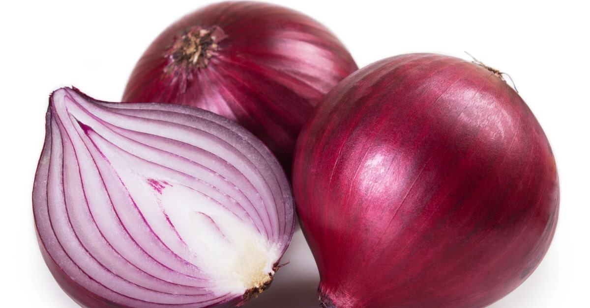 Il rimedio omeopatico Allium cepa è ottenuto dalla tintura madre di cipolle rosse