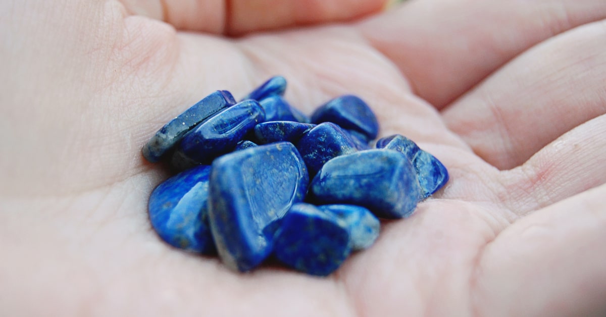 Pietre di lapislazzuli, ideali per riequilibrare il quinto chakra