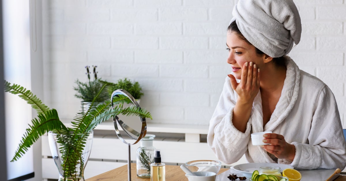 Donna che esegue la beauty routine con cosmetici ecobio