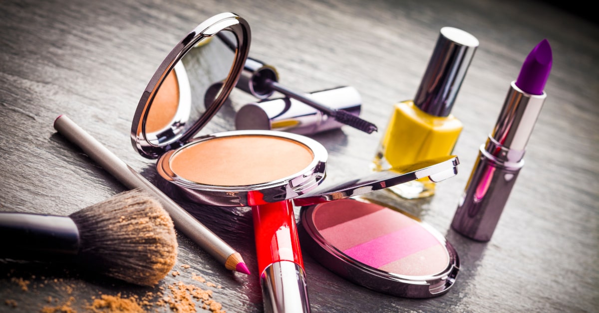 Rossetto, smalti e fard 