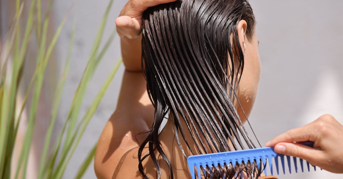 Impacco con olio di rosa mosqueta per i capelli