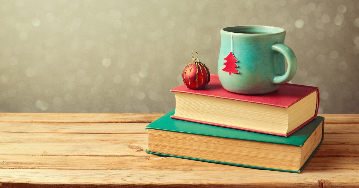Libri con tazza e palline di Natale, atmosfera natalizia