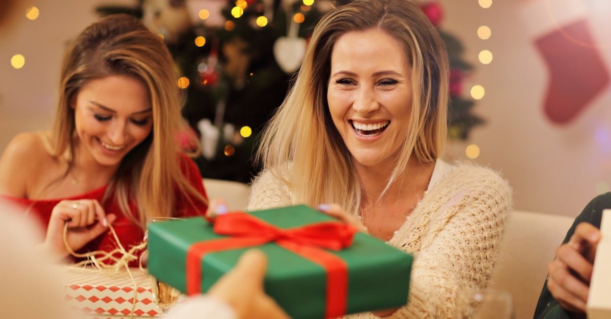 Donna che riceve un regalo di Natale