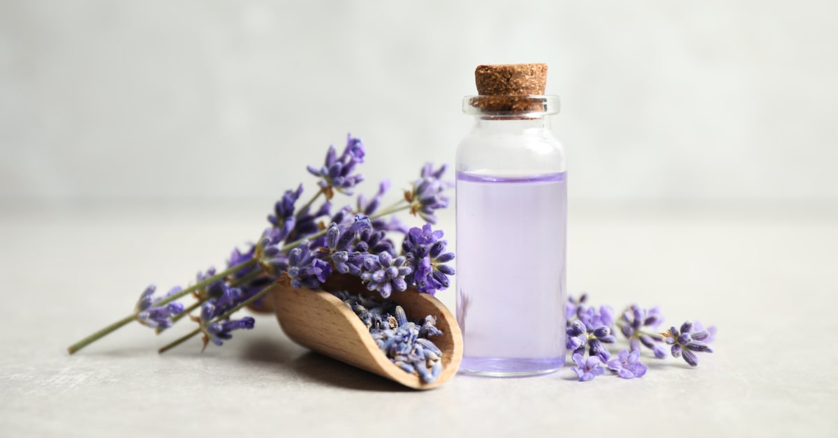 Idrolato di lavanda con fiori di lavanda