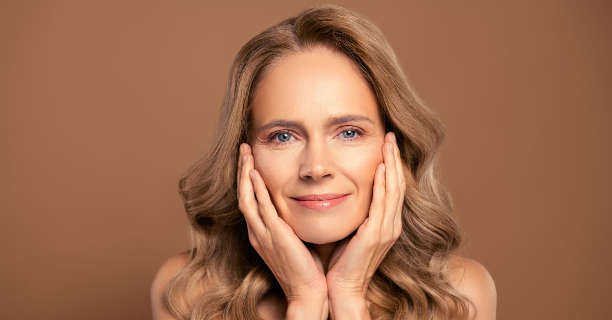 Donna con pelle tonica e distesa