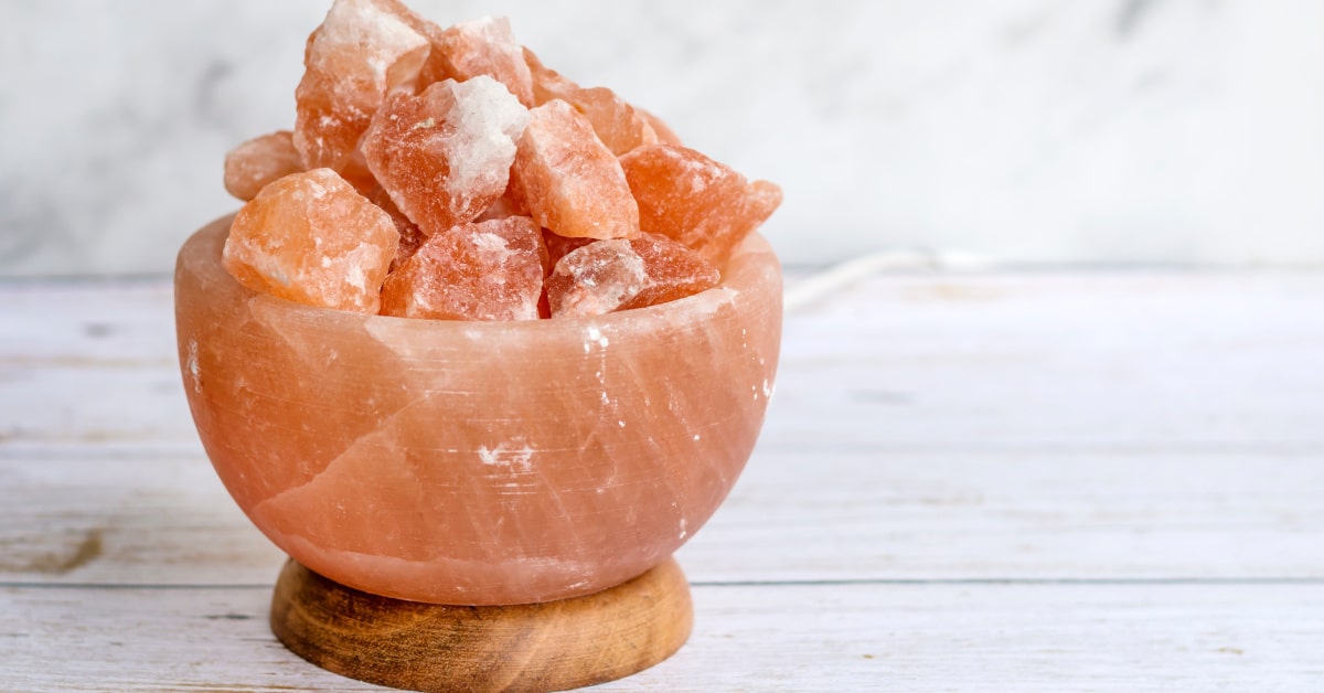 Lampada di sale su una scrivania