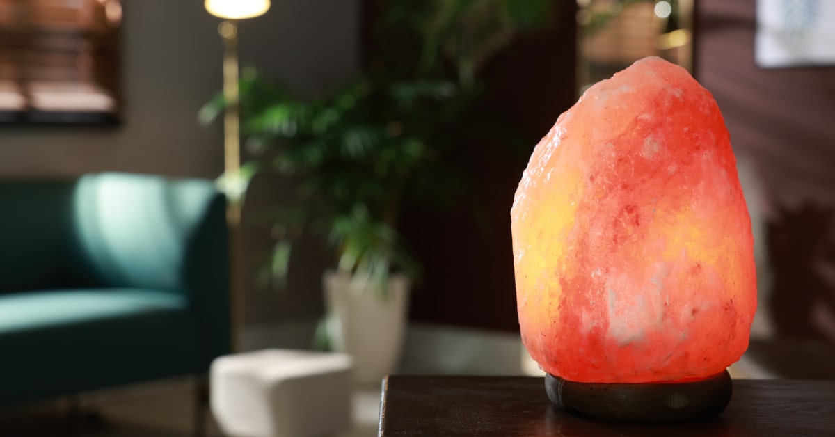 Lampada di sale dell'Himalaya con luce soffusa posizionata in salotto