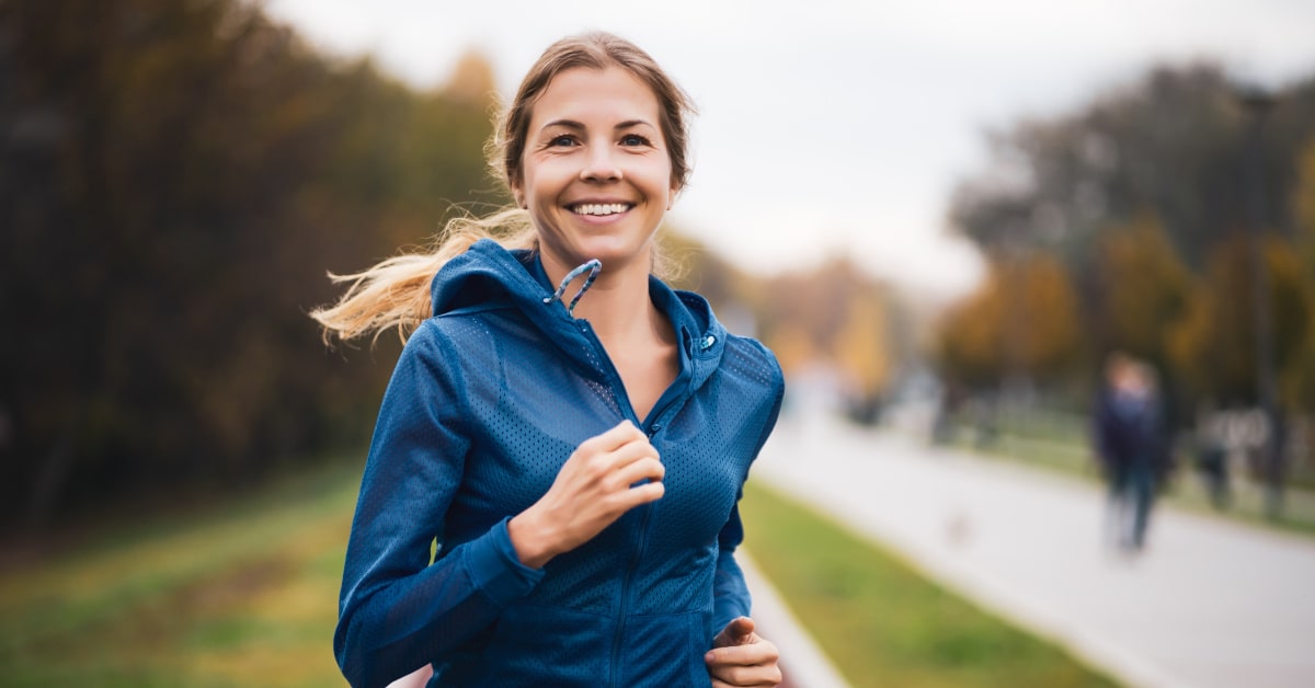 Donna che pratica attività fisica all'aperto in autunno