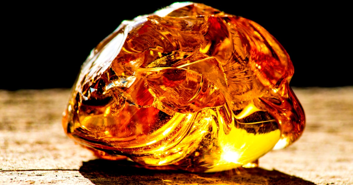 Pietra di ambra al sole