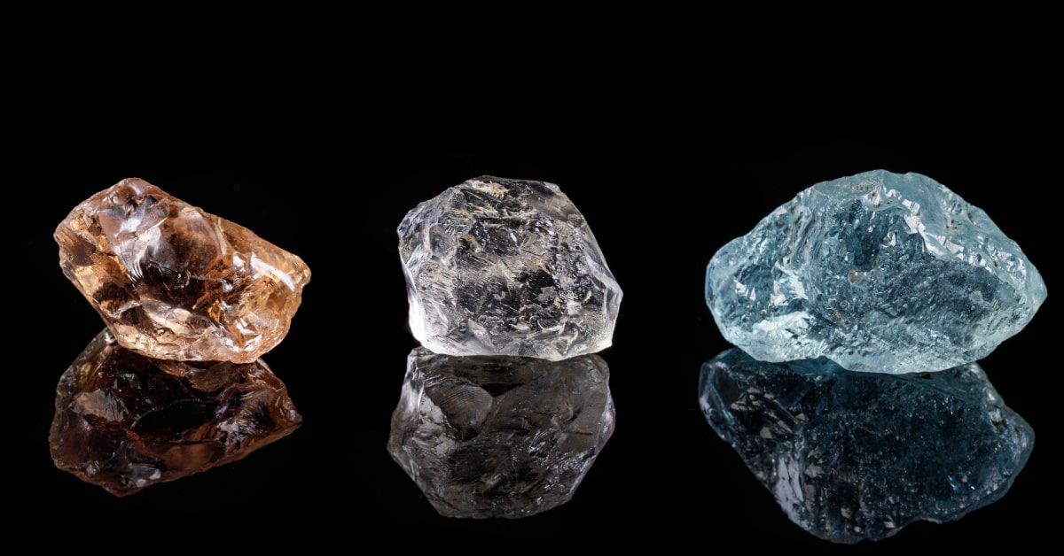 3 pietre di topazio grezze di diverso colore