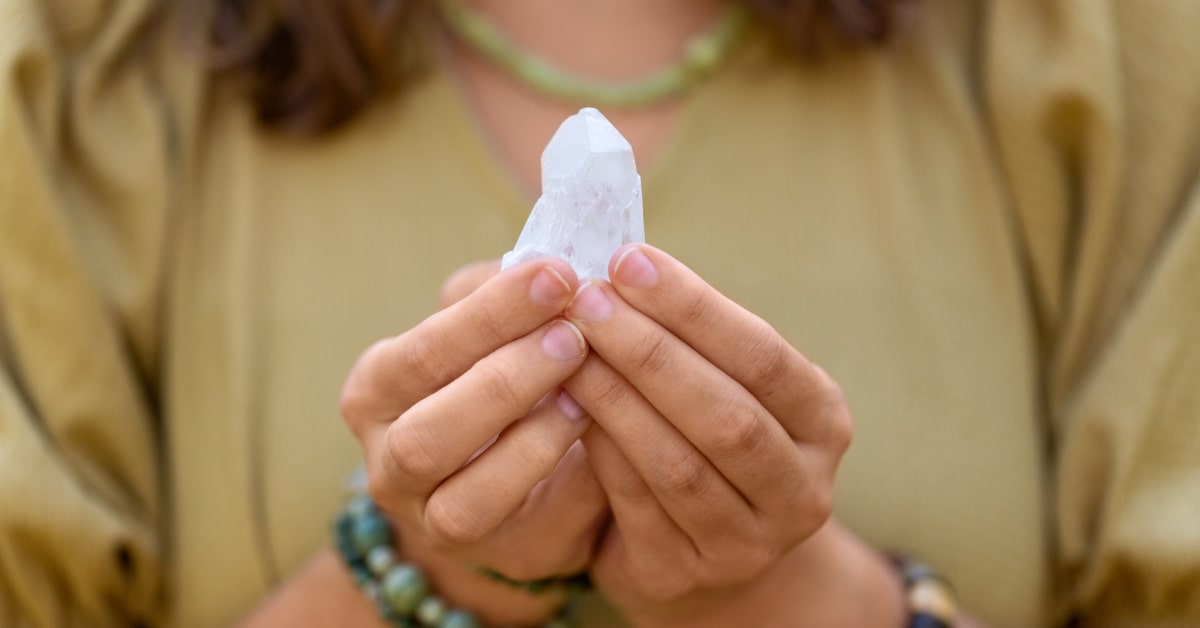 Donna che tiene in mano una pietra grezza