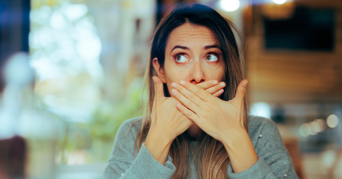 Donna con disagio di reflusso acido dopo i pasti