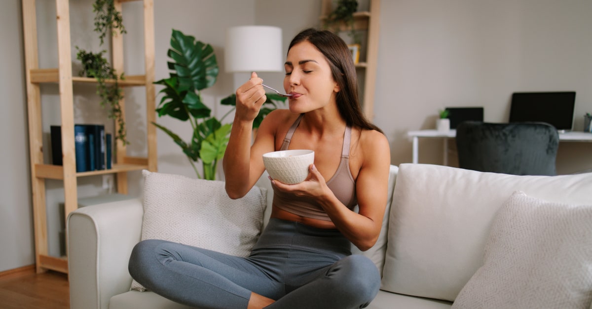 Donna che mastica lentamente mentre mangia