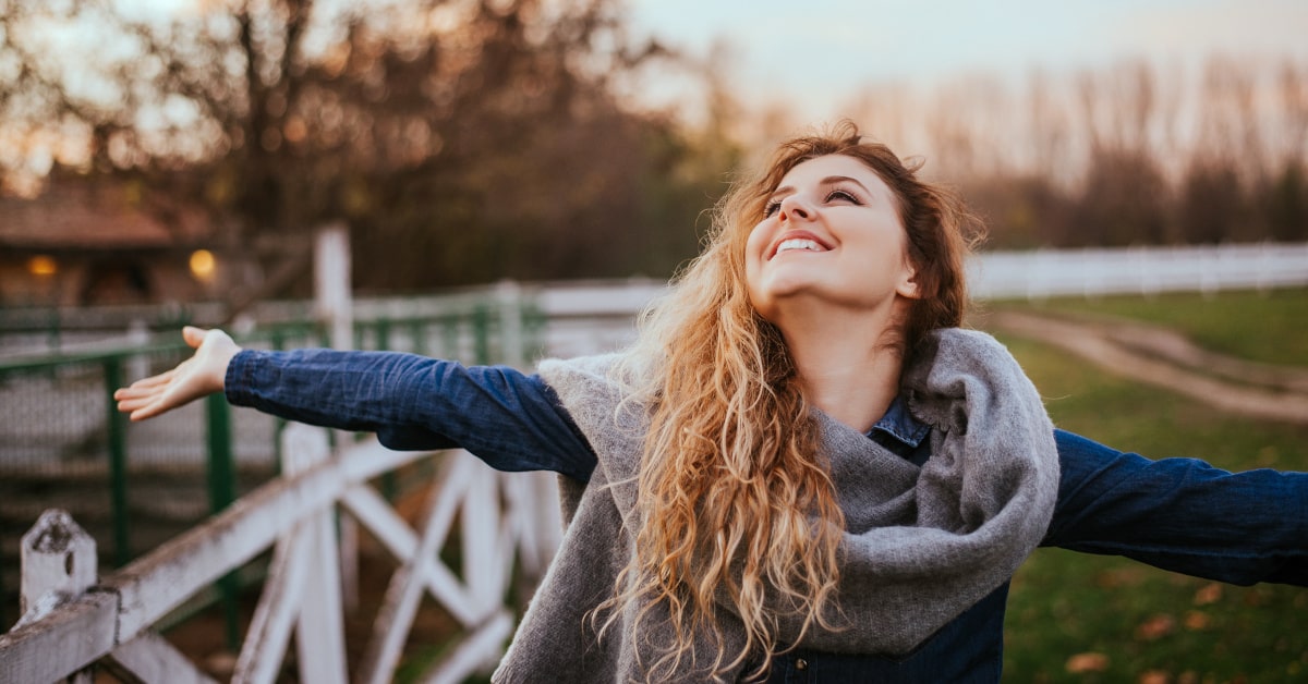 Donna di buon umore in autunno