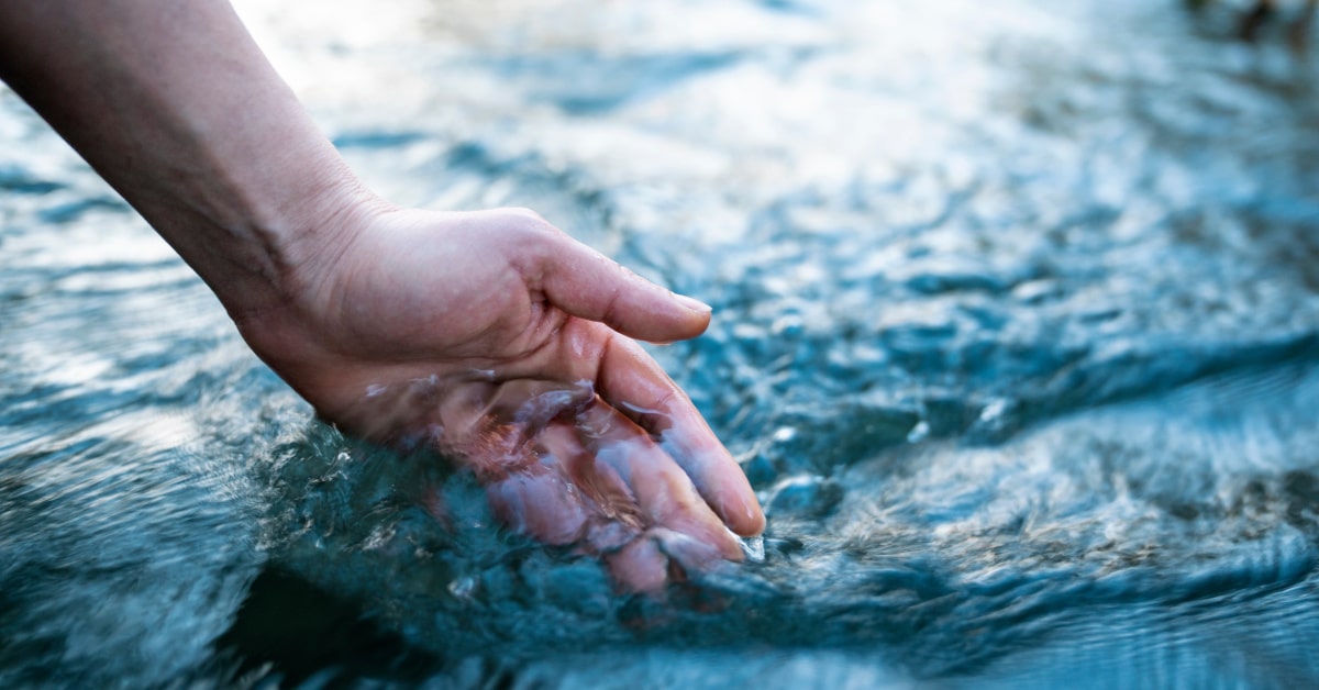 Connettersi con l'acqua permette di far fluire meglio l'energia del secondo chakra