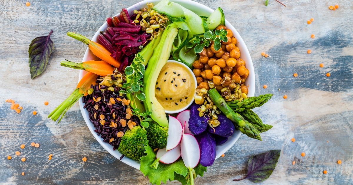 Piatto bilanciato con verdure, legumi e cereali