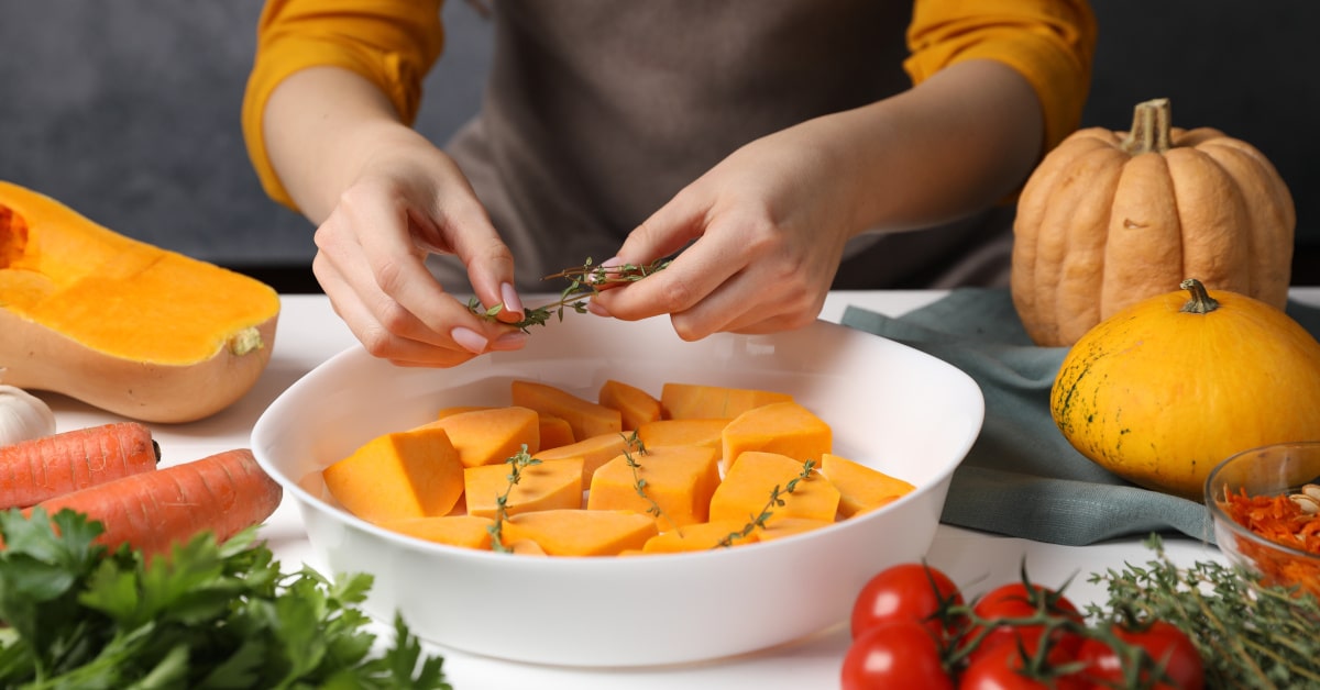 Donna aggiunge timo alla zucca