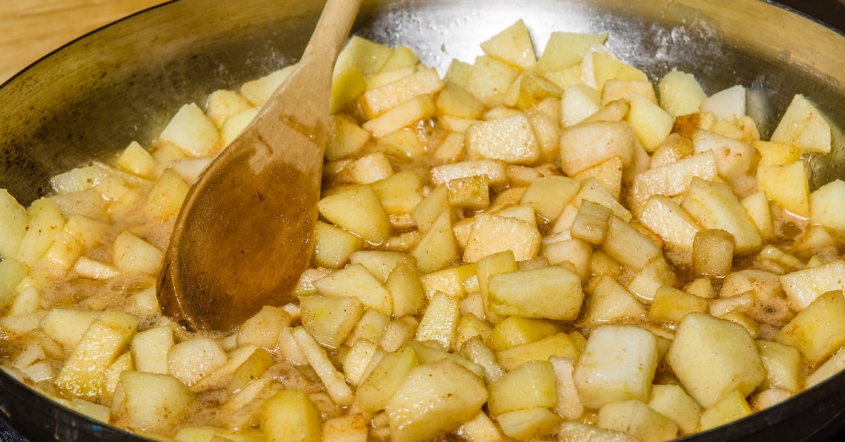 Mele a dadini cotte in padella