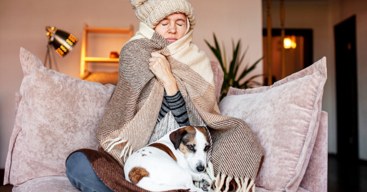 Donna che soffre di eccesso di freddo in inverno