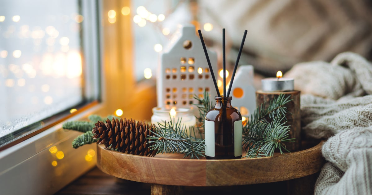 Candele, oli essenziali e diffusori per profumi natalizi e atmosfera di festa