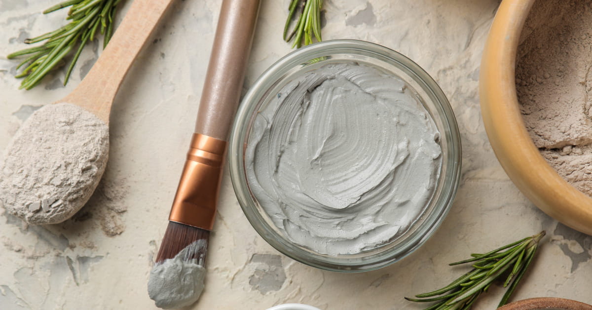 Preparazione di argilla e acqua per applicazione cutanea