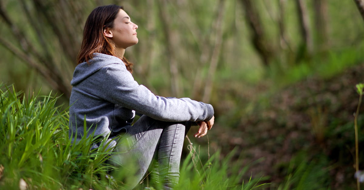 Donna che medita in natura