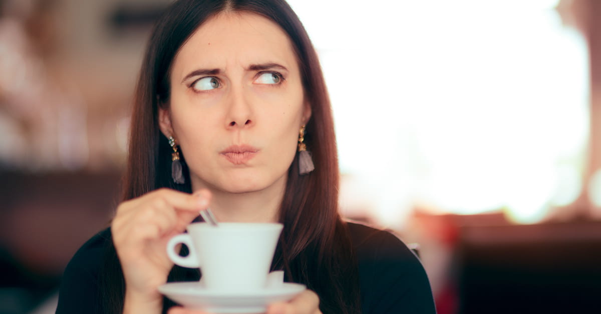 Donna indecisa sul dolcificante da usare per il caff&eacute;