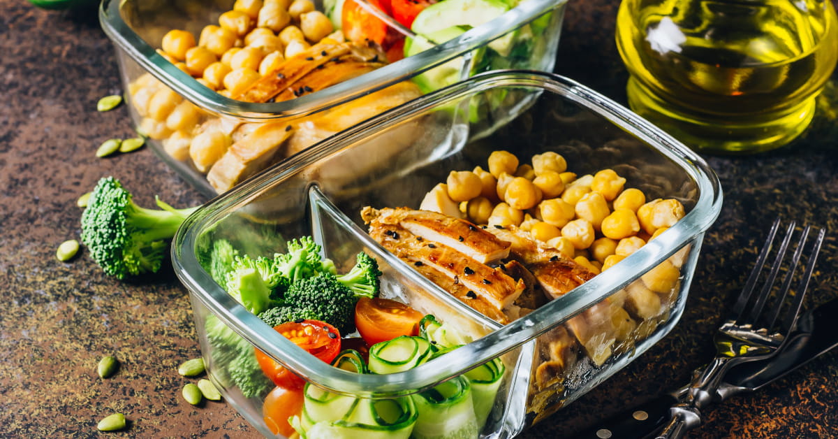 Meal prep con ingredienti freschi